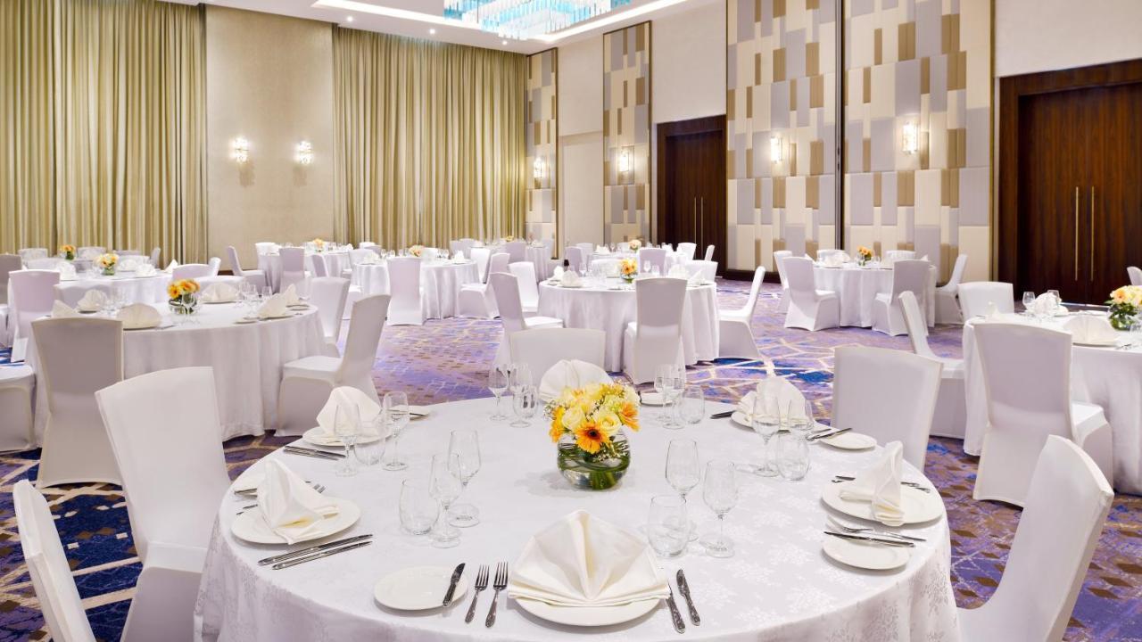 Holiday Inn Dubai Al-Maktoum Airport By Ihg Exterior photo