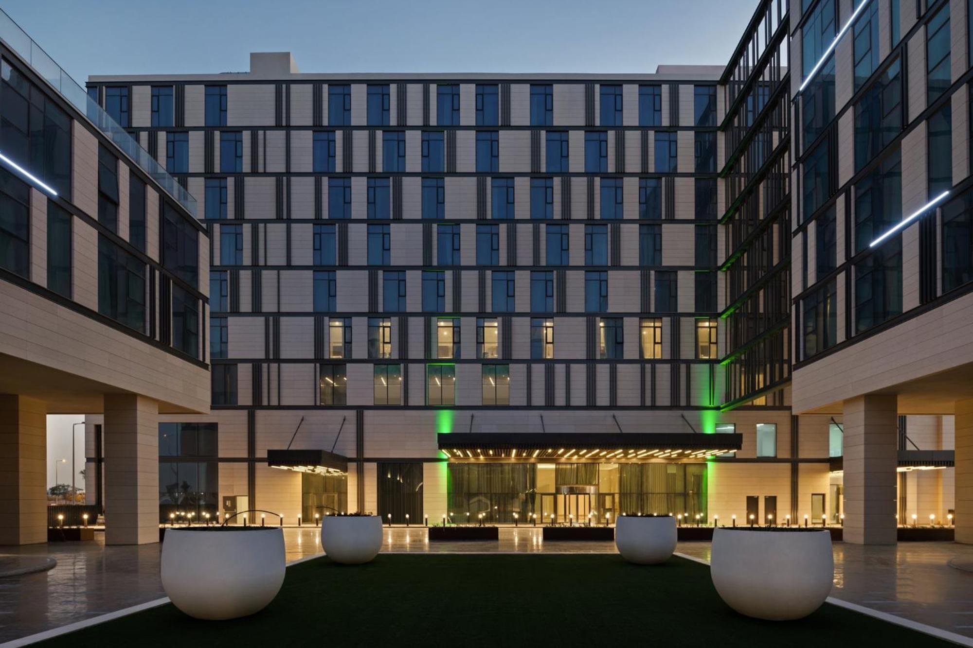 Holiday Inn Dubai Al-Maktoum Airport By Ihg Exterior photo