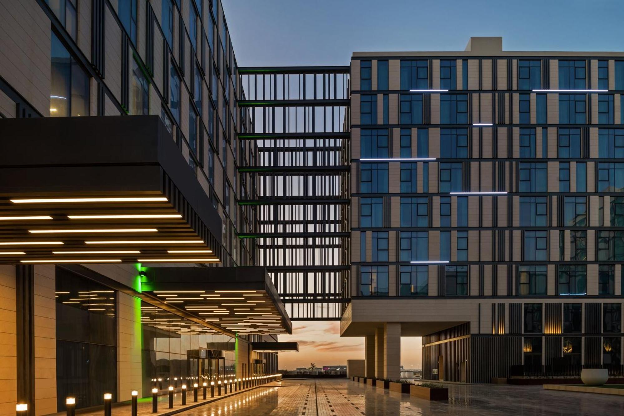 Holiday Inn Dubai Al-Maktoum Airport By Ihg Exterior photo